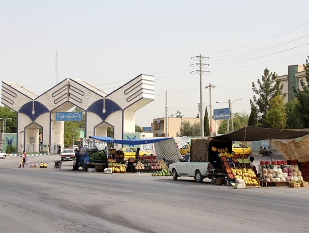 دستفروشی در مقابل بزرگترین مرکز آموزشی کازرون