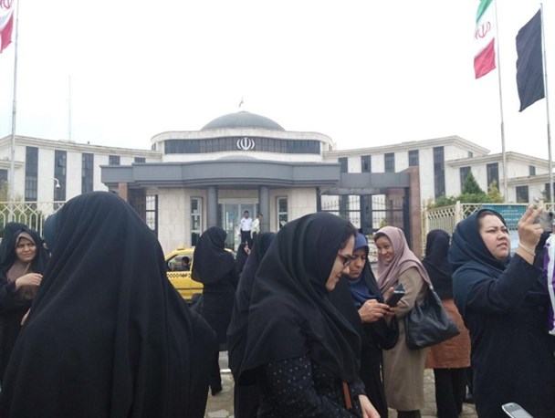 تجمع دنباله دار مربیان پیش دبستانی درمقابل استانداری گلستان/تصاویر