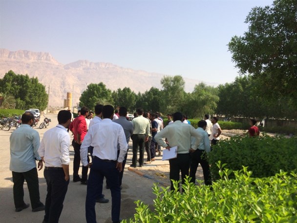 تجمع اعتراض آمیز جوانان بیکار مقابل صنایع انرژی بر پارسیان