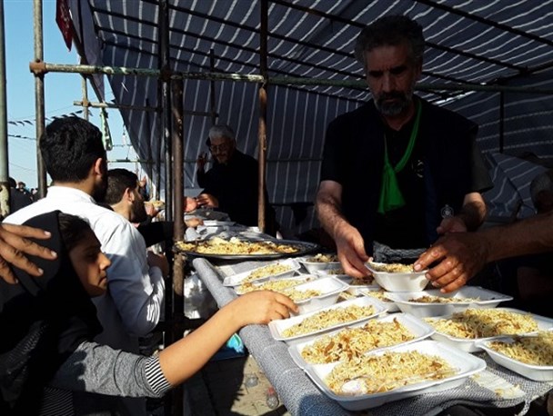روزانه ۱۰ هزار پرس غذا در موکب شهید بروجردی توزیع می‌شود