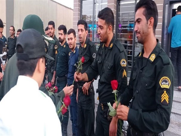 تصاویر/اهدای گل توسط فرزندان شهدای مدافع حرم به ماموران پلیس