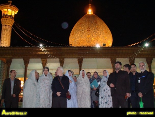 معلمان آلمانی و سوئیسی در شیراز، و چادر سر کردن در شاهچراغ تا بُهت در تخت جمشید