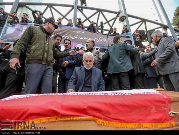 فیلم/ روضه خوانی پدر مرتضی پاشایی در مراسم تشییع فرزندش