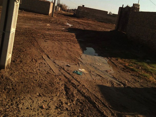 جولان گل و لای در کوچه پس کوچه های شهرستان هیرمند/حاشیه نشینان شهرستان در انتظار کمک مسئولین
