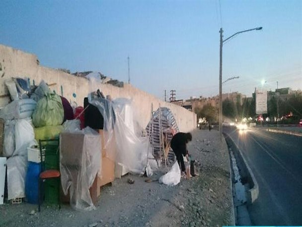همسایگی با سرما درکنار خیابان / داستان آوارگی زن به همراه شوهری از کارافتاده در ملارد