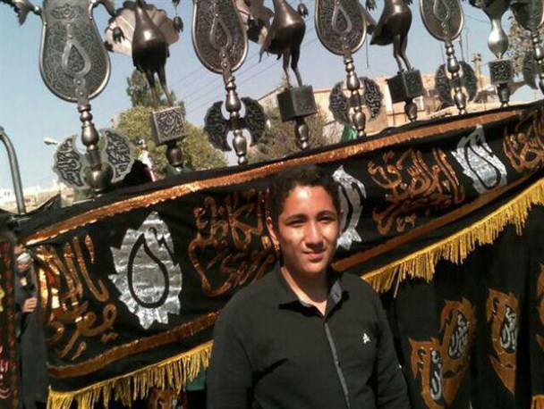 چفیه، هدیه رهبری به جوان کلاله ای+عکس