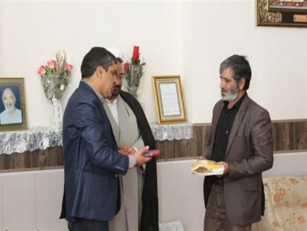 دیدار مسئولین و کتابداران کتابخانه های عمومی انار با خانواده شهید مدافع حرم