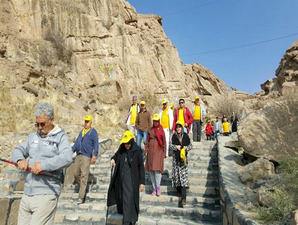 بازدید گردشگران گروه پرشین کمپرز ایران از غار مزدوران سرخس + تصاویر