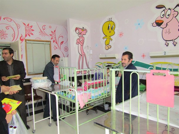 نوزادان اولین هدیه خود را کتاب دریافت کردند