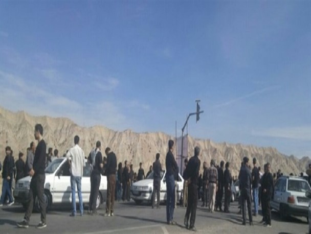 ترافیک خودروها را در محور ایلام متوقف کرده است/ مسافرین در حاشیه جاده در انتظار گشایش