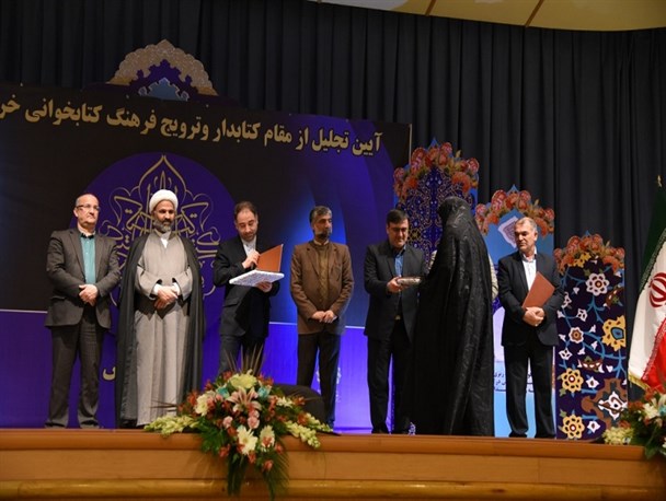 مسئول کتابخانه مشارکتی خلیل آباد، کتابدار نمونه استان شد