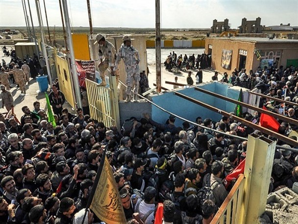 زنجیره اتحاد عاشقان ابا عبدالله الحسین(ع) از مهران تا کربلا/افراد بدون روادید وپاسپورت نمی توانند از مرز مهران عبور کنند/عراقی ها با زائرینی که مدارک قانونی ندارند برخورد می کنند