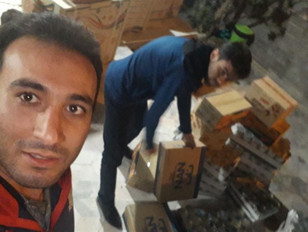 حرکت خودجوش چند جوان اکبرآبادی در جمع آوری کمک به زلزله زدگان غرب کشور