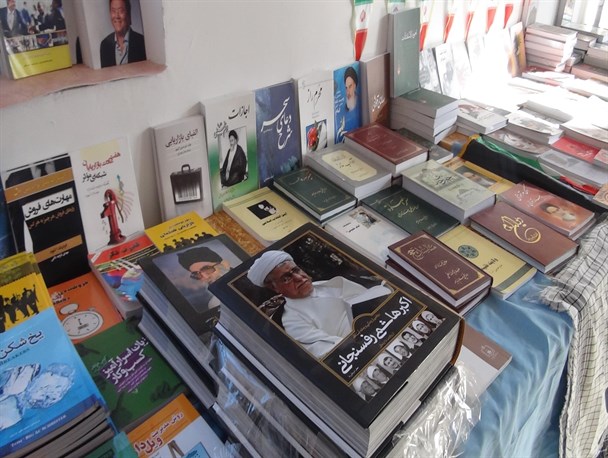 یک عصر با کتاب در طبیعت میمند فیروزآباد
