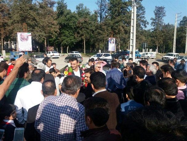 قهرمان مسابقات MMA جهان جوایز خود را به حادثه دیدگان کرمانشاه اهدا کرد