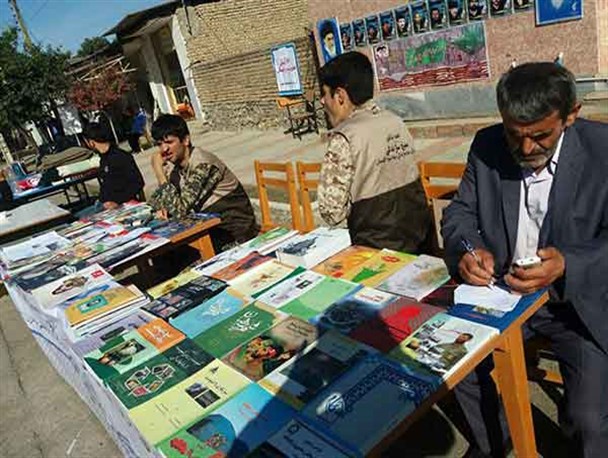 گزارش تصویری/ برپایی نمایشگاه هفته کتاب در روستای نوده ملک گرگان