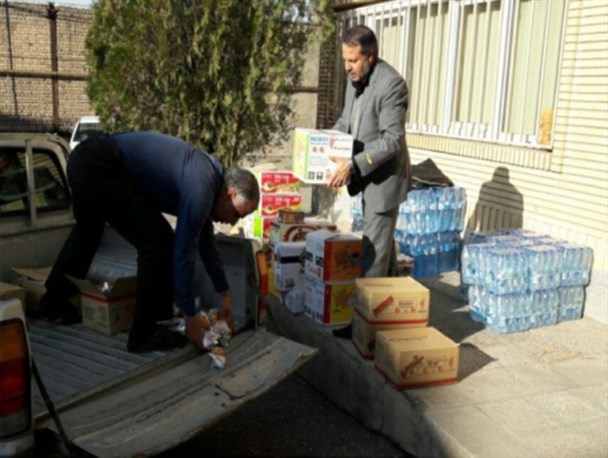 گوشه ای از کمک های مردمی پلدشت به زلزله زدگان کرمانشاه/تصاویر
