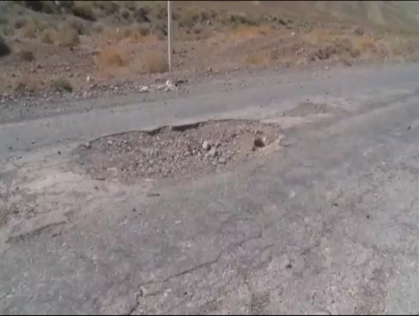 گلایه اهالی "محمد آباد بیچند" از وضعیت نامناسب آسفالت جاده روستا/ فرماندار نهبندان: رفع مشکل راه‌ها در حال انجام است