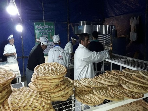 خادمیاران رضوی ۱۱۰۰ کارت خرید نان بین نیازمندان توزیع کردند