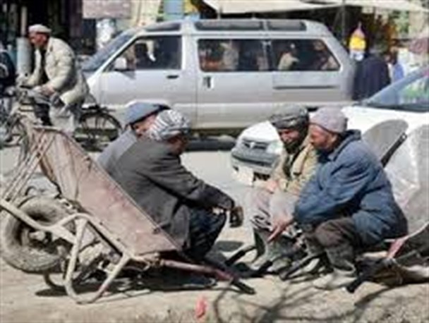 استفاده از کارگران افغانی مشکل بیکاری را دو برابر می کند
