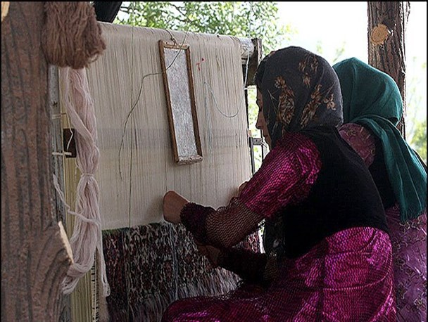 هنرمندی دستان زنان کردستانی برنقش های قالی