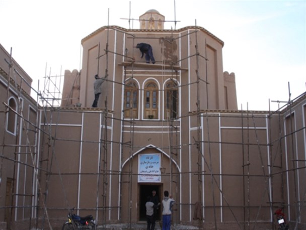 بزرگترین خانه خشتی جهان اسیر داربست های فلزی /تصاویر