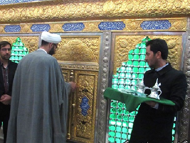 غبارروبی و عطرافشانی امامزاده سلیمان(ع) شهر دیزیچه/ تصاویر