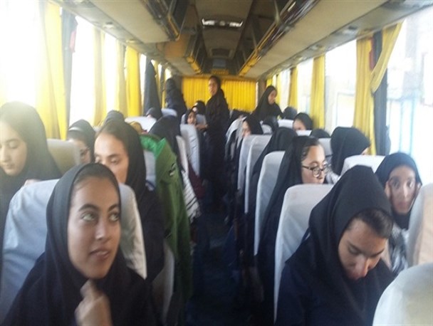 اعزام کاروان دانش آموزان دختر بافت به مناطق عملیاتی جنوب