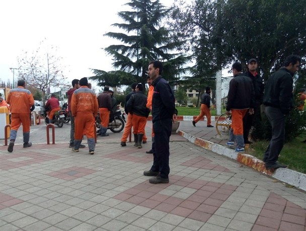 تجمع کارگران شهرداری لنگرود مقابل فرمانداری/مسئول واحد شهرداری خبرنگاران را تهدید کرد