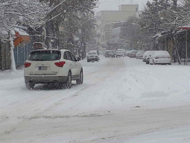 کندی تردد در گردنه ها جاده های مواصلاتی اهر به دلیل بارش شدید برف / راه ۴۰ روستا بسته است