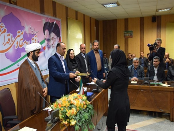 تجلیل از خدمات خانم دکتر پورابراهیم در مناطق روستایی و محروم شهر گلگیر+عکس