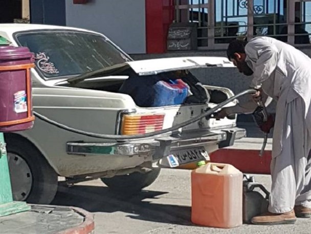 فریاد بی صدای مردم از بیداد بی قانونی در جایگاه های سوخت/توزیع بنزین در گالن اعتراض سراوانی ها را به‌ عرش رساند