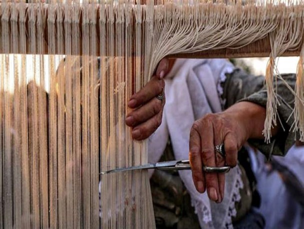 سی و یکمین فرش دستباف به ستاد بازسازی عتبات عالیات چهارمحال و بختیاری اهدا شد