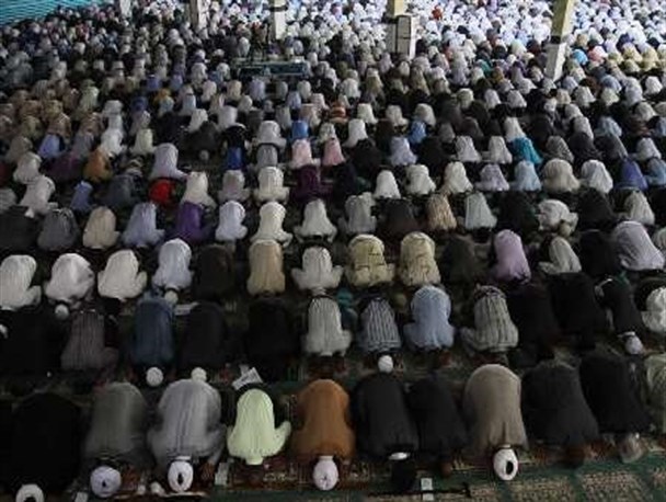 فرار شاه سابق از کشور باید درس عبرت حکام مستکبر و دست نشانده غرب باشد