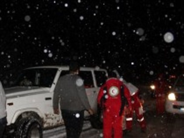 نجات کارگران معدن گرفتار در برف و سرما