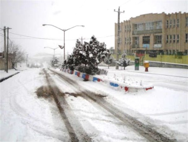 برف و کولاک گیوی را فرا گرفت/ رانندگان احتیاط کنند