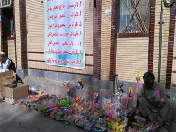 رونق شغل های کاذب در بیکار ترین شهر کشور/بازار دست فروشان در تصرف لیسانسه های بیکار