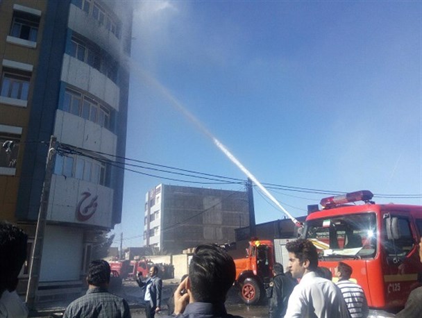 آتش به جان برج زاهدان افتاد/ علت حادثه در دست بررسی است