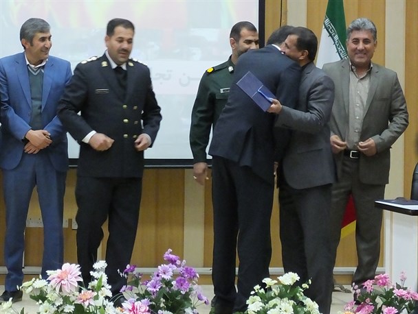 آرزوی فرماندار گچساران درآخرین روزهای مسئولیت/هدیه شهردار گچساران به مسن ترین راننده تاکسی+تصاویر