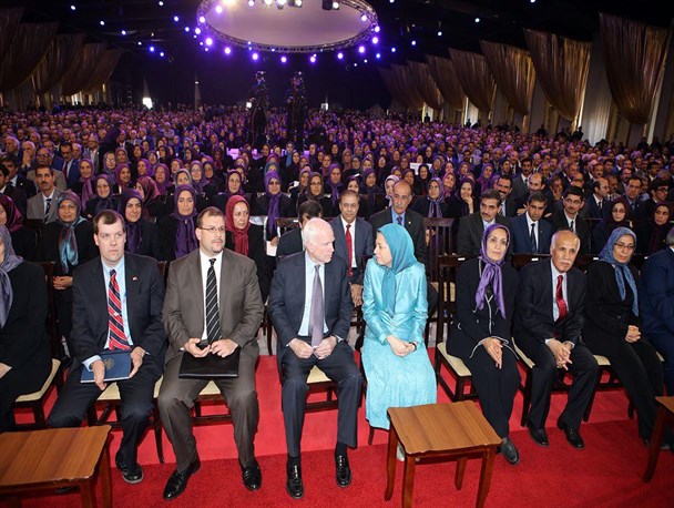 تبلیغات گروهک منافقین بر روی ساختمان شهرداری پاریس / دم خروس از زیر لباس رجوی باز هم بیرون زد + تصاویر