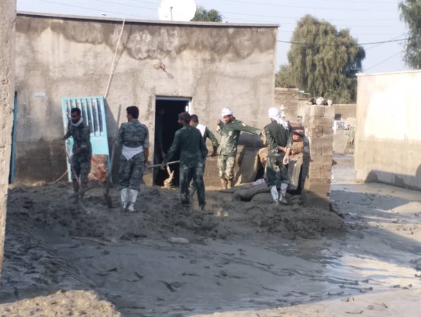 خدمات رسانی سبز پوشان سپاه در مناطق سیل زده هرمزگان+فیلم و عکس