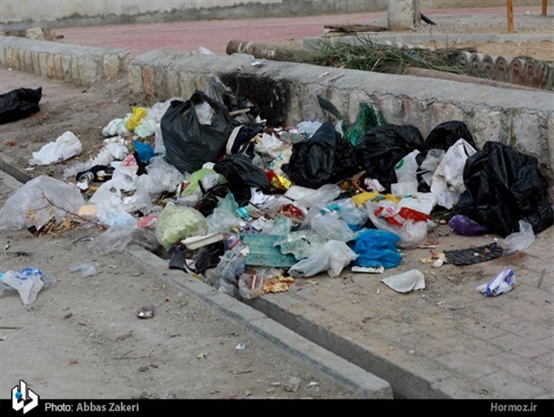 کمبود سطل زباله در محله ها و معابر حاشیه شهر بندرعباس