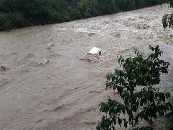 بارش شدید باران سبب آبگرفتگی معابر لرستان شد/ غرق شدن خودرو در رودخانه
