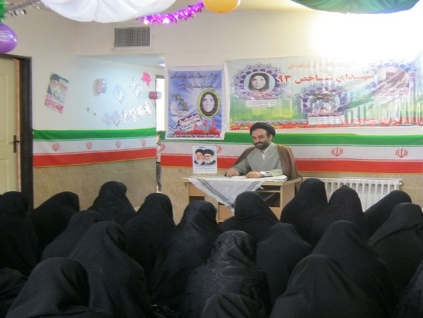 عدم وابستگی به شرق و غرب از شاخصه های مهم انقلاب اسلامی ایران است