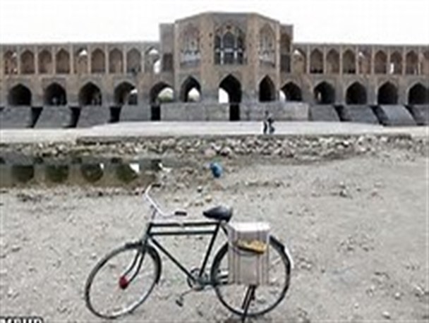 کمبود شدید و بحران بی آبی زاینده رود دغدغه مردم اصفهان است