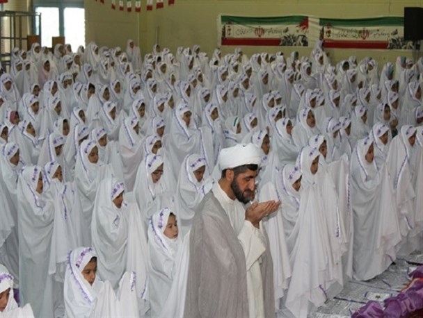 جشن عبادت ۸۰۰ دانش آموز دختر پیشوایی برگزار شد + تصاویر