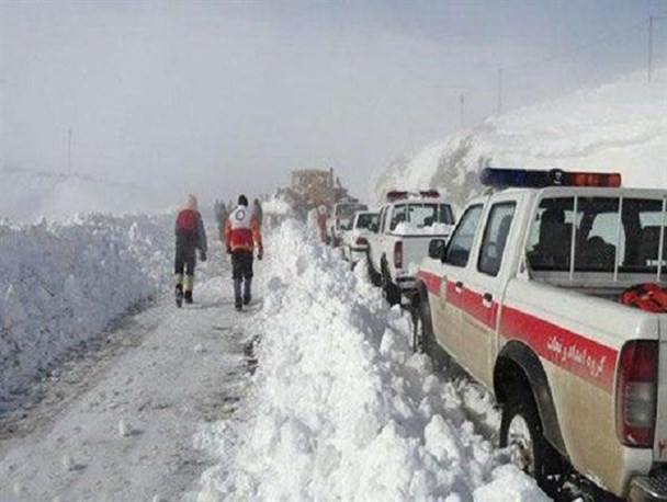 عبور و مرور از گردنه های کوهرنگ فقط با زنجیر و چرخ امکانپذیر است