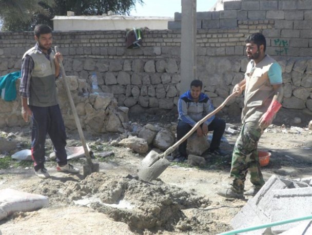 لذت عبادت در خدمت جهادی/ وقتی جوانان خنج دست به کار می شوند