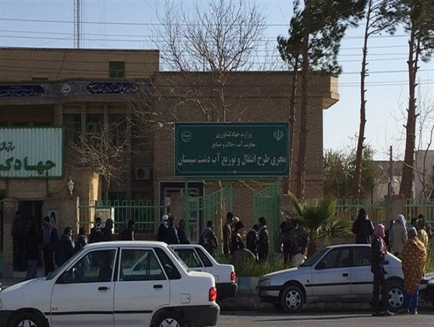 حقوق معوقه کارگران پرداخت می شود/ تغییرات در مجموعه مدیریتی یکی از شرکت ها سبب تعویق در پرداخت حقوق شده است