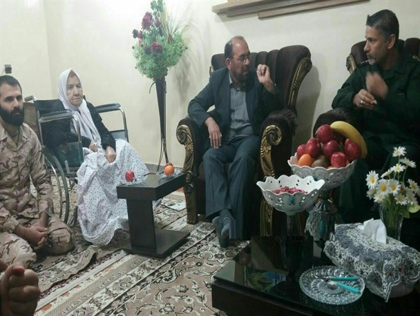 دیدار با خانواده شهید جمعه خدادادزاده در امیدیه +عکس